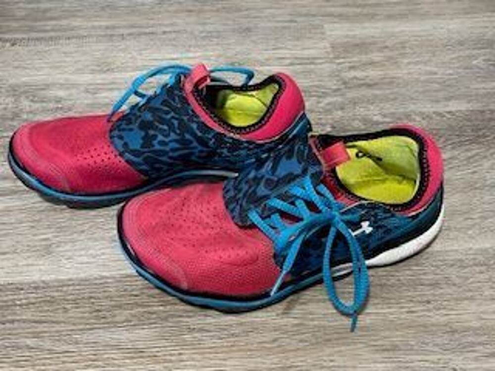 #S117 PRE-LOVED Under Armour micro g toxic six mesh running shoes Women's size 9